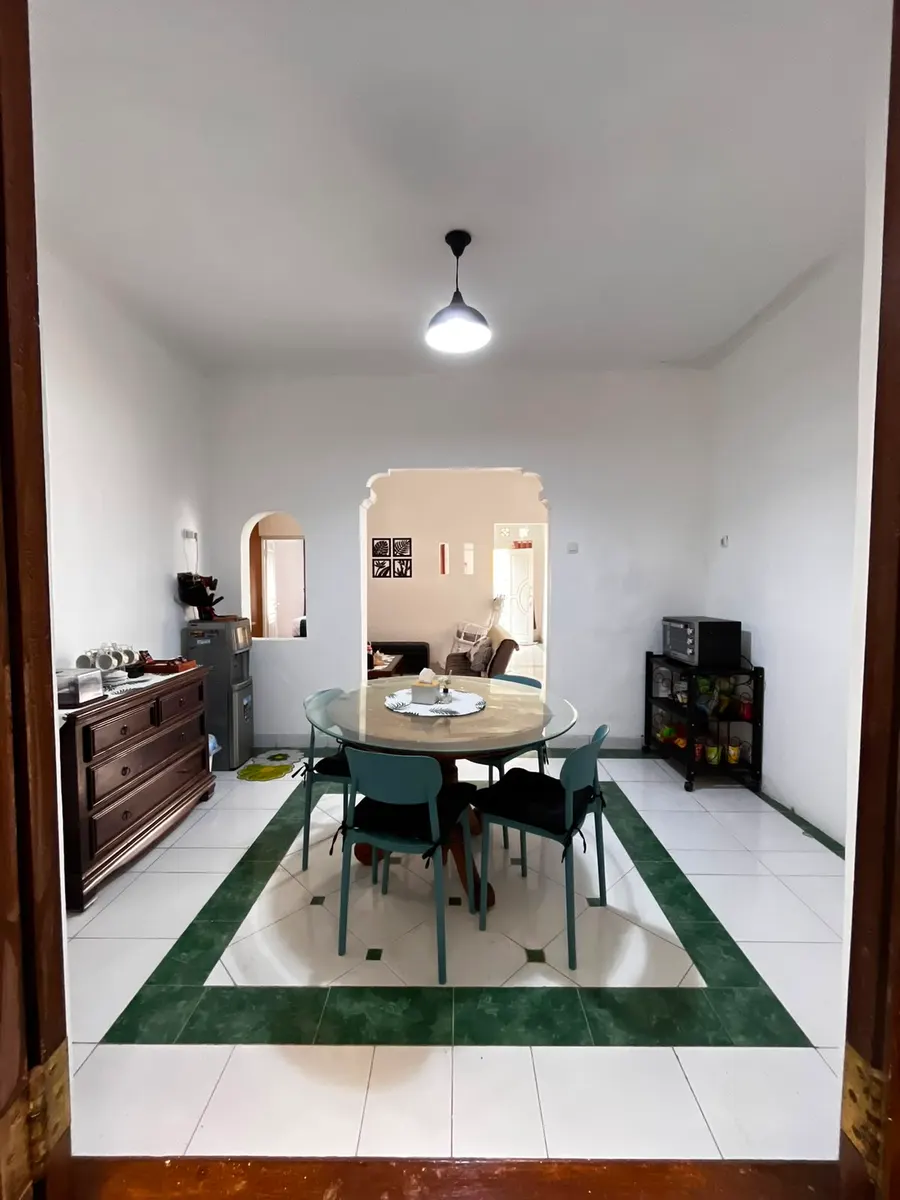 Dining room DATOYA Guest House sebagai fasilitas ruang makan keluarga