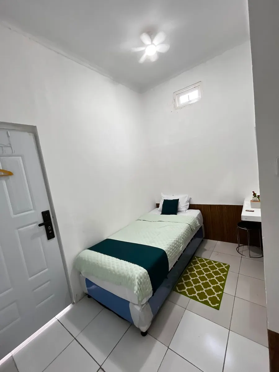 Sudut kamar assistant DATOYA Guest House yang bersih dan fungsional
