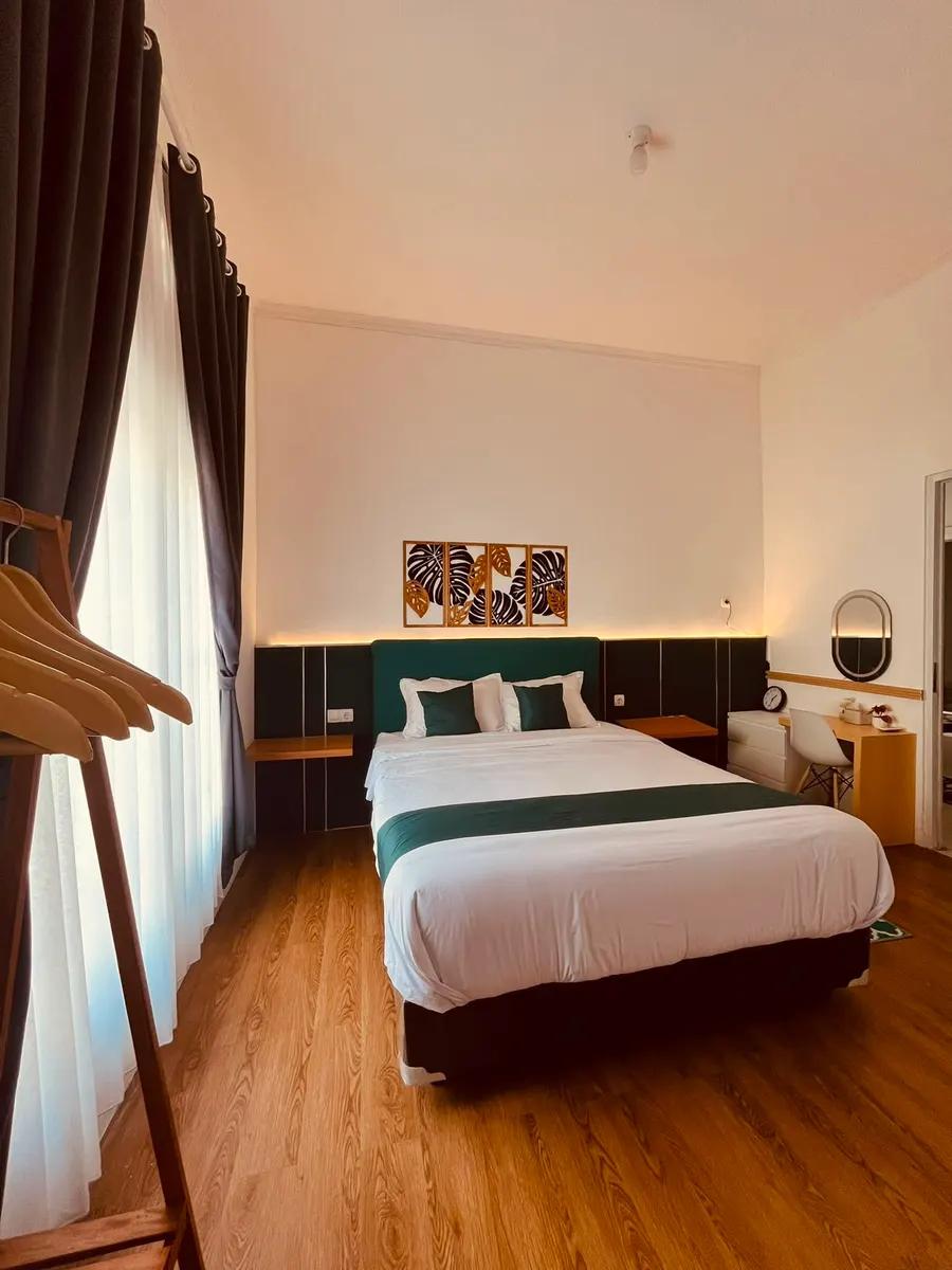 Kamar utama DATOYA Guest House dengan suasana nyaman untuk beristirahat
