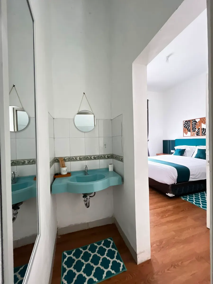 Area kamar utama DATOYA Guest House yang bersih dan privat untuk tamu keluarga