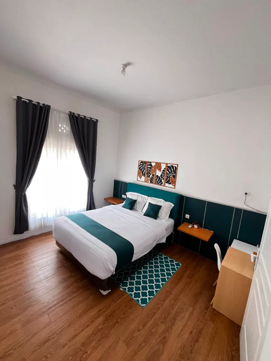 Sudut kamar utama tambahan DATOYA Guest House yang bersih dan nyaman untuk keluarga