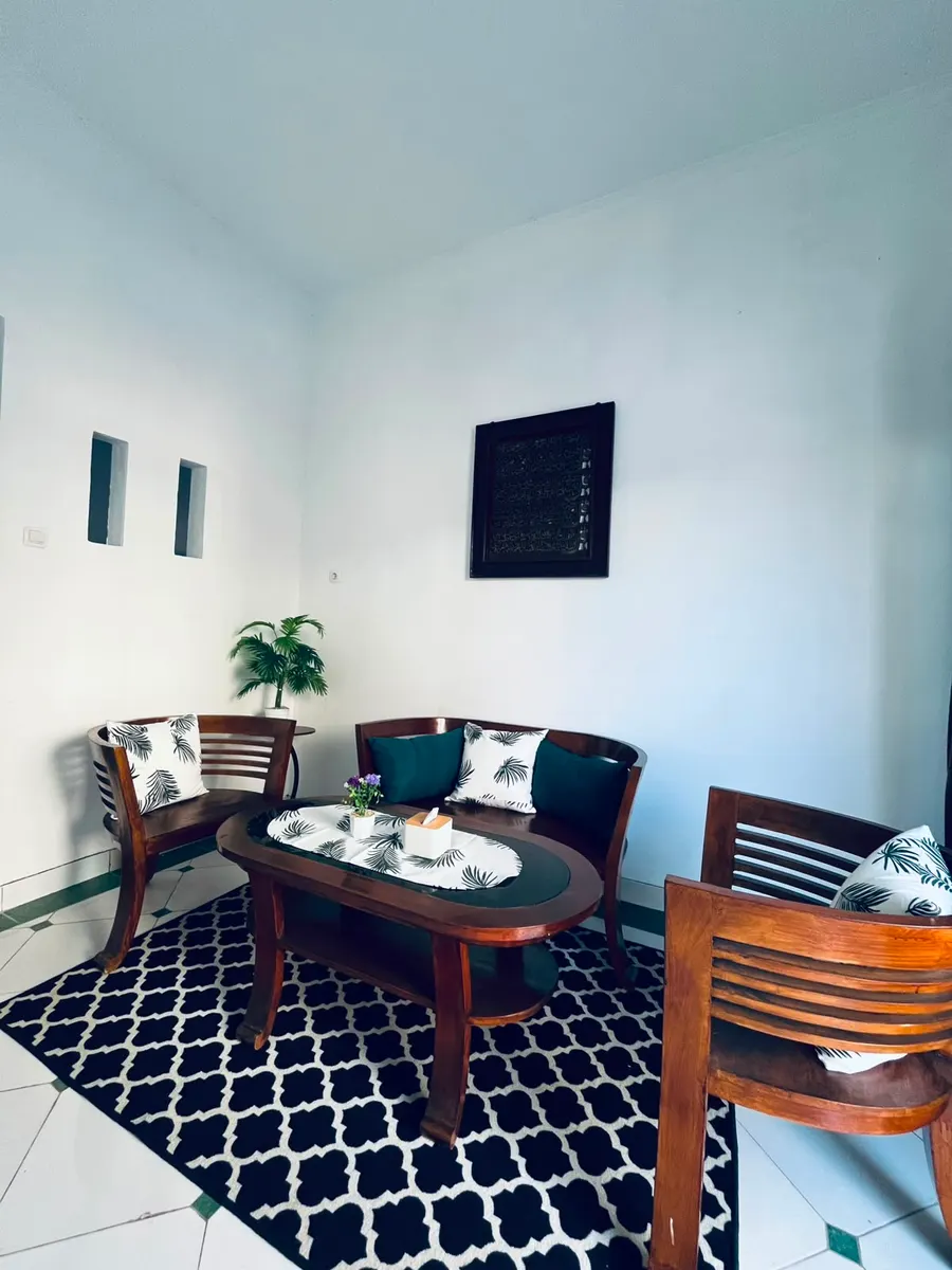 Area ruang bersama DATOYA Guest House dengan suasana lega dan nyaman