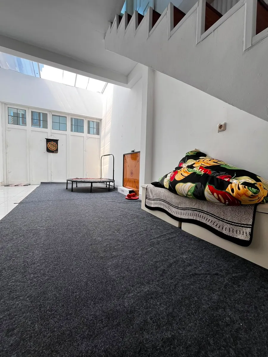 Sudut ruang bersama DATOYA Guest House untuk bersantai selama menginap