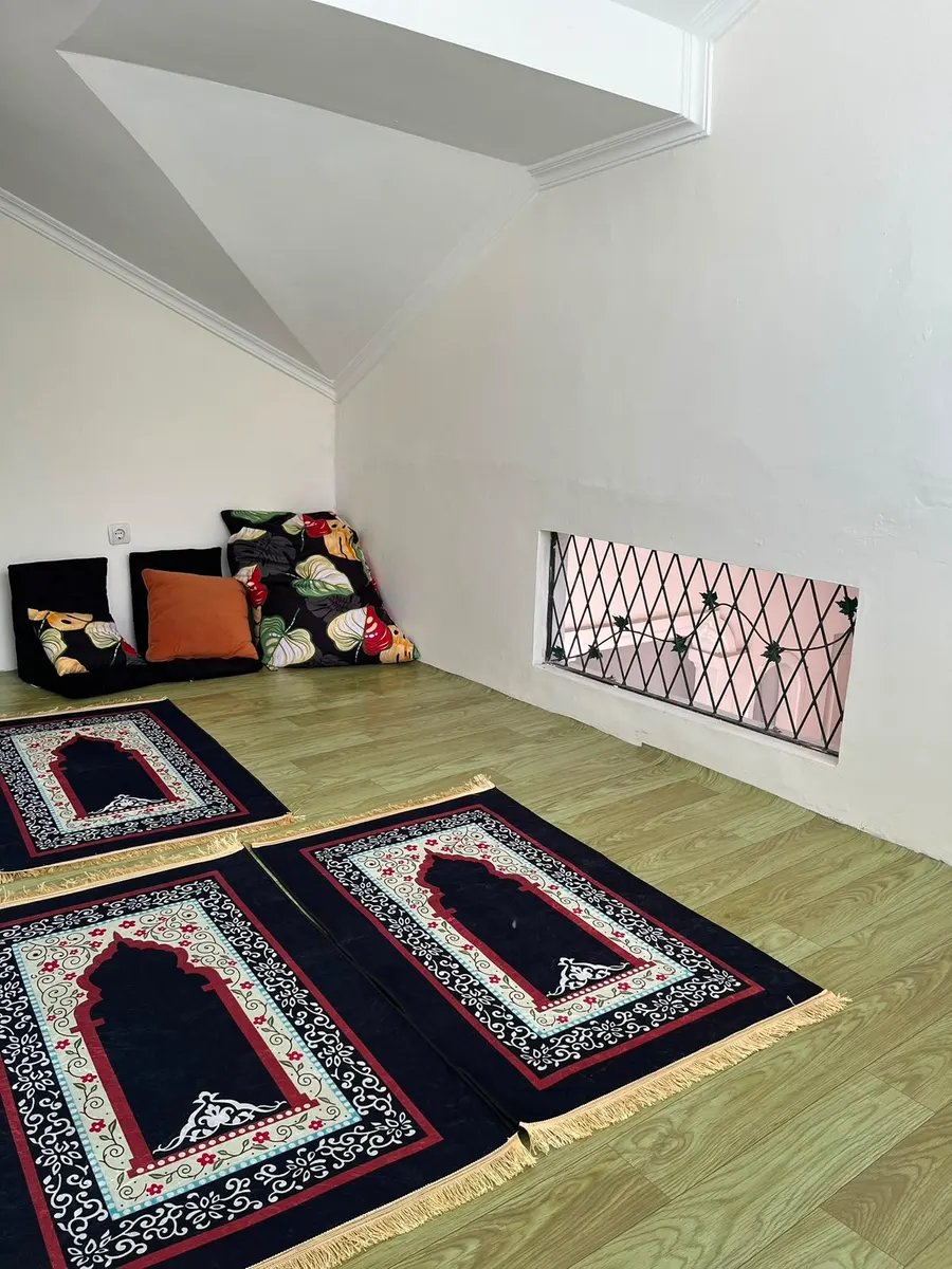 Mushola / tempat ibadah DATOYA Guest House yang tenang dan bersih untuk keluarga