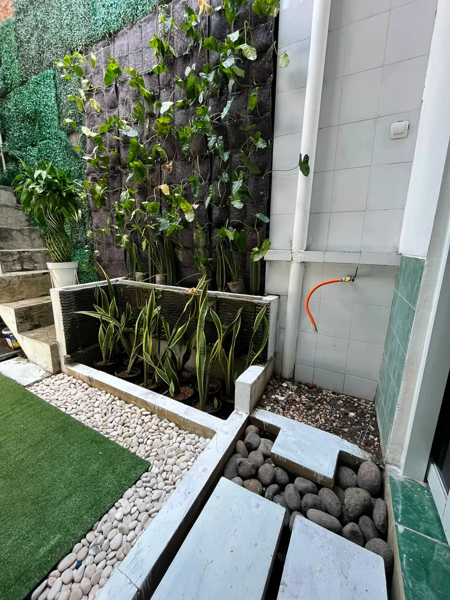Sudut lain Ruang Bersama DATOYA Guest House yang lapang dan sejuk