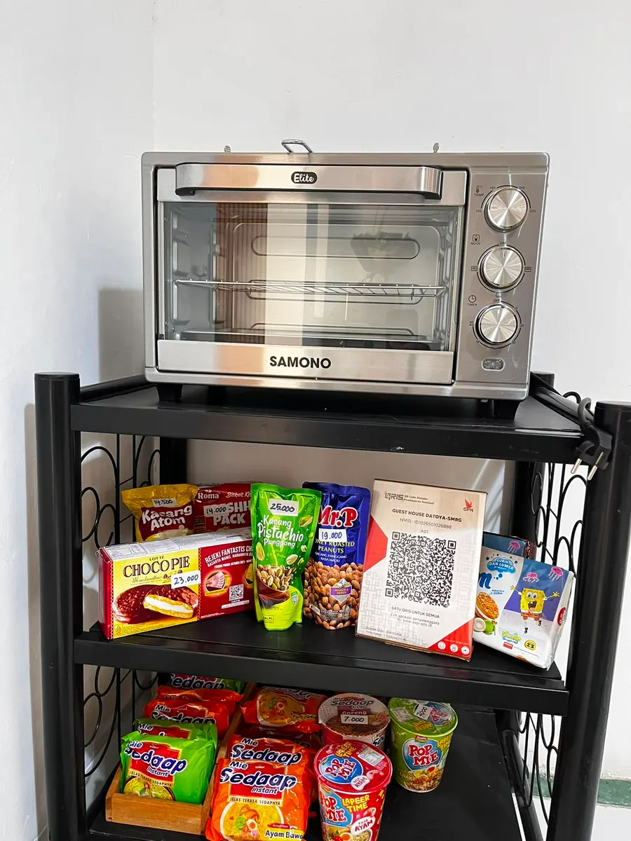 Fasilitas complimentary snack dan minuman premium di DATOYA Guest House