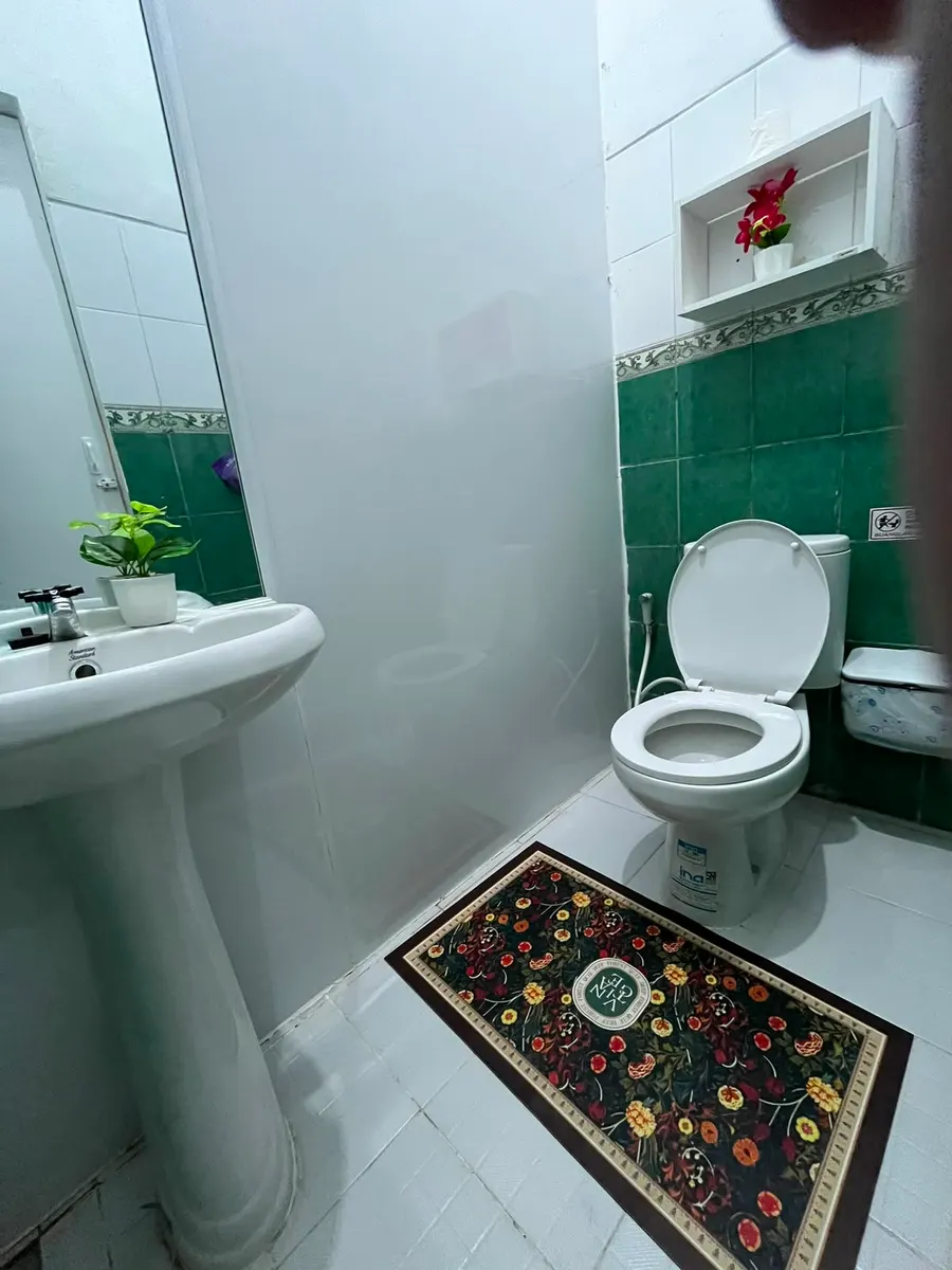 Kamar mandi / toilet DATOYA Guest House yang bersih dan modern
