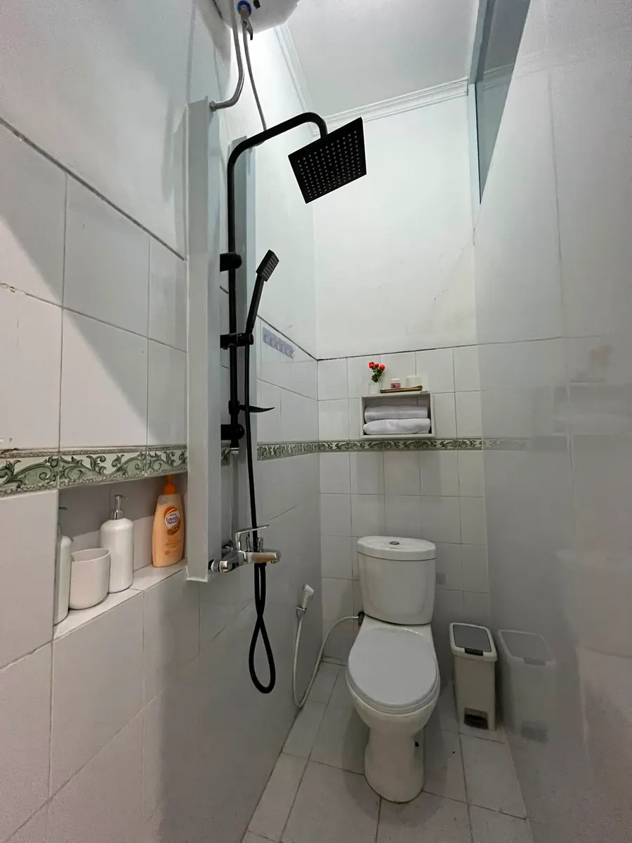 Detail toilet DATOYA Guest House dengan perlengkapan lengkap