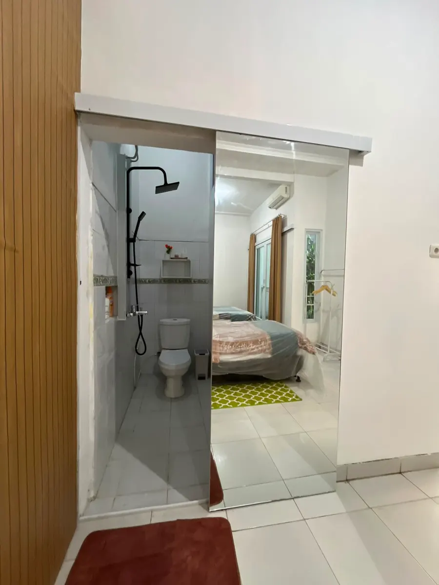 Area wastafel dan cermin kamar mandi DATOYA Guest House
