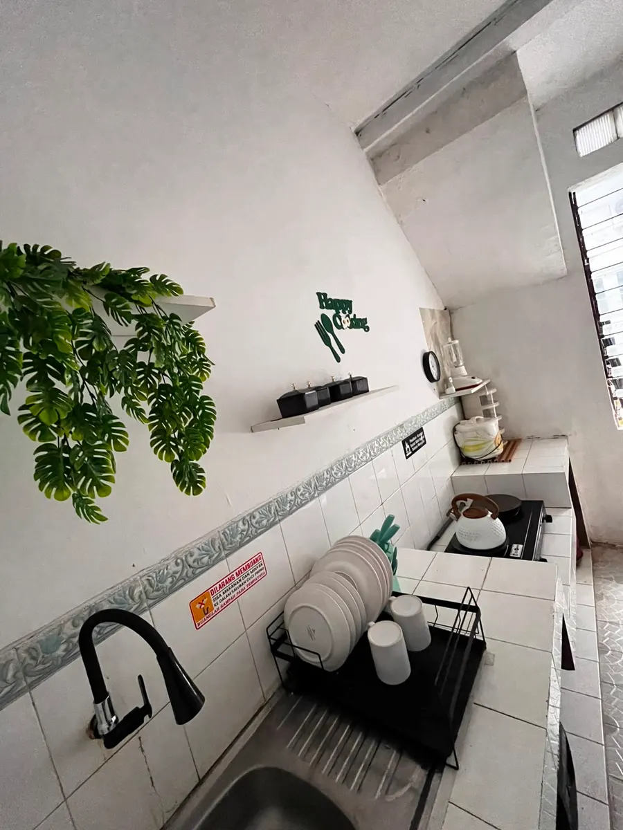Dapur DATOYA Guest House sebagai fasilitas memasak untuk tamu keluarga