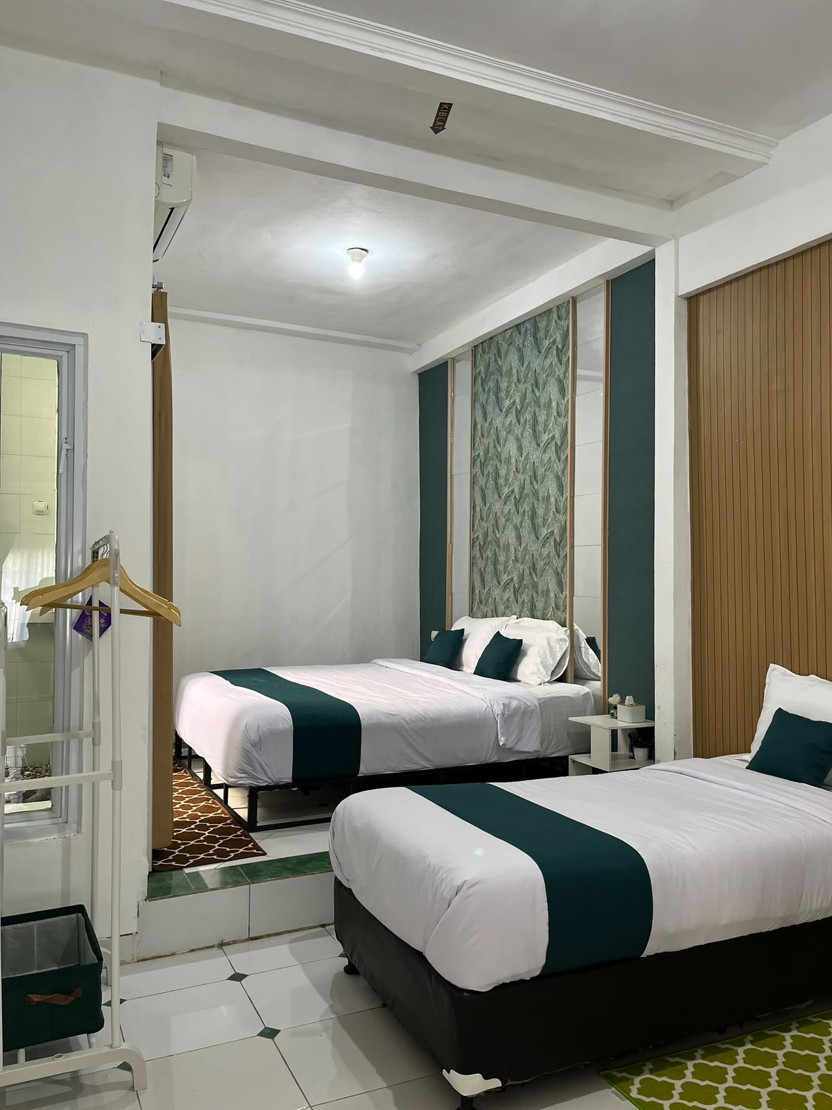 Kamar tidur ketiga yang nyaman dengan tata ruangan minimalis dan pencahayaan asri