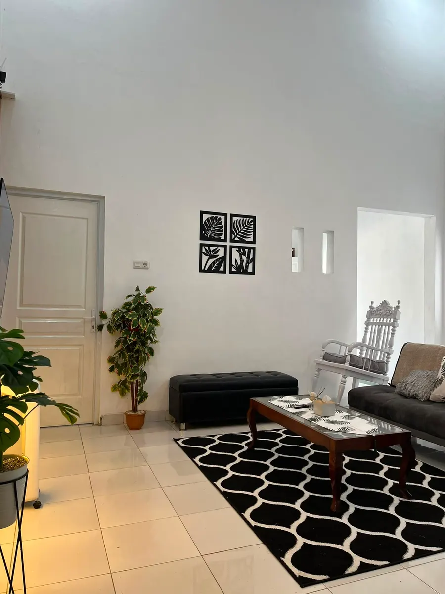 Ruang bersama DATOYA Guest House dengan tata ruang hangat untuk rombongan keluarga