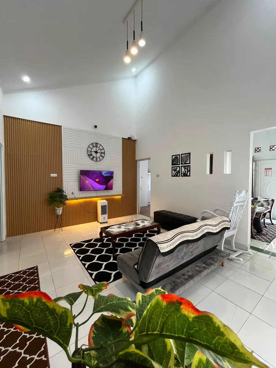 Ruang bersama DATOYA Guest House yang nyaman untuk aktivitas keluarga