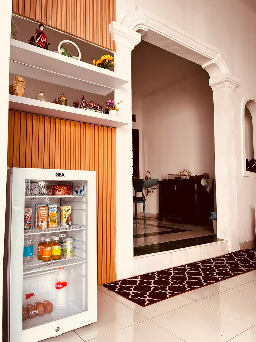Snack dan minuman pelengkap sebagai fasilitas untuk tamu DATOYA Guest House